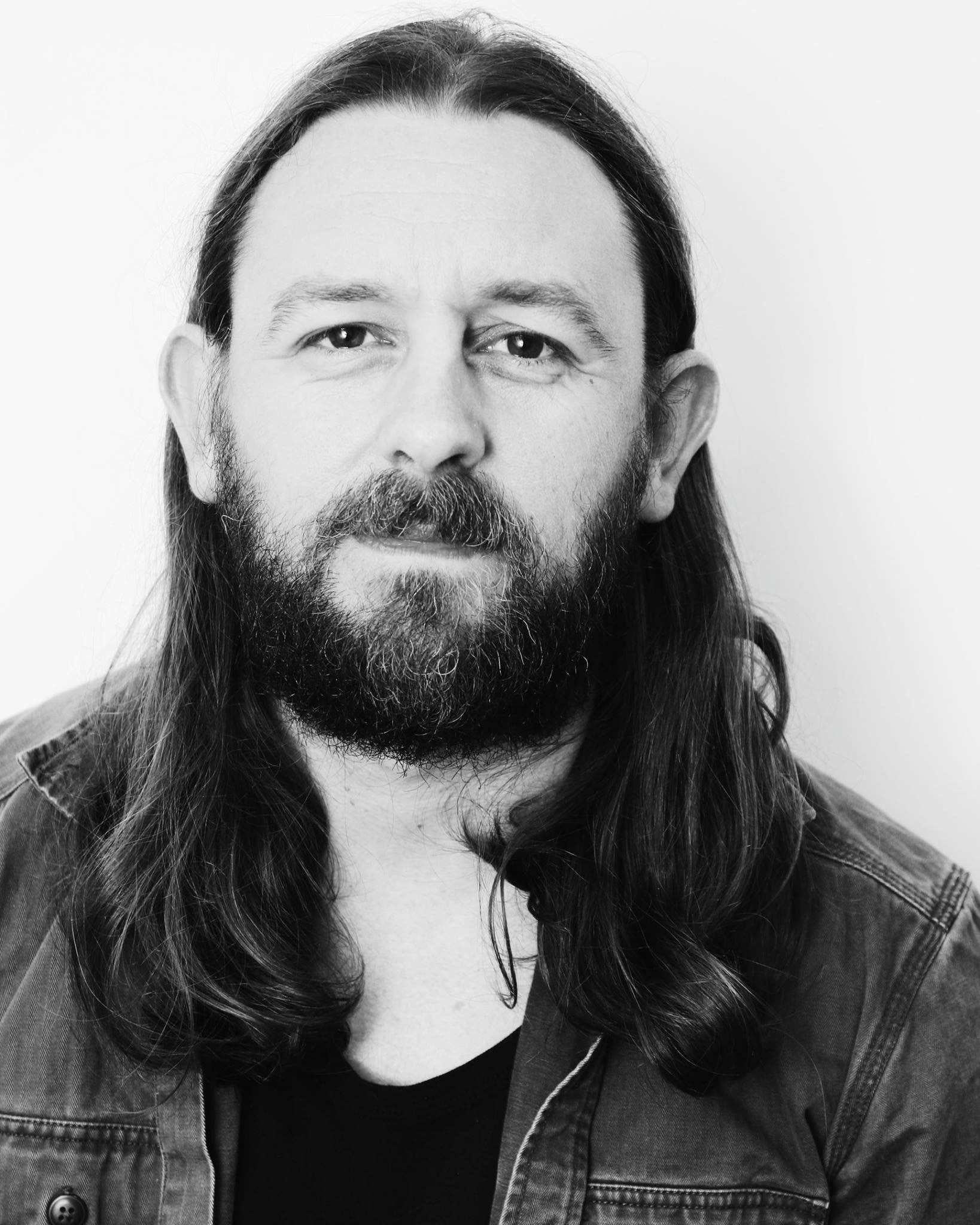 Actor, Writer and Comedian Lou Chawner's black and white headshot